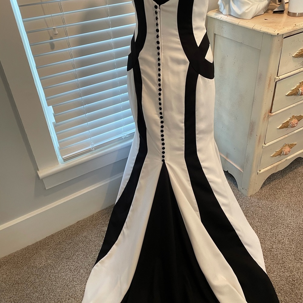 Mori Lee Beautiful Black and White evening/prom dress - Picture 2 of 9